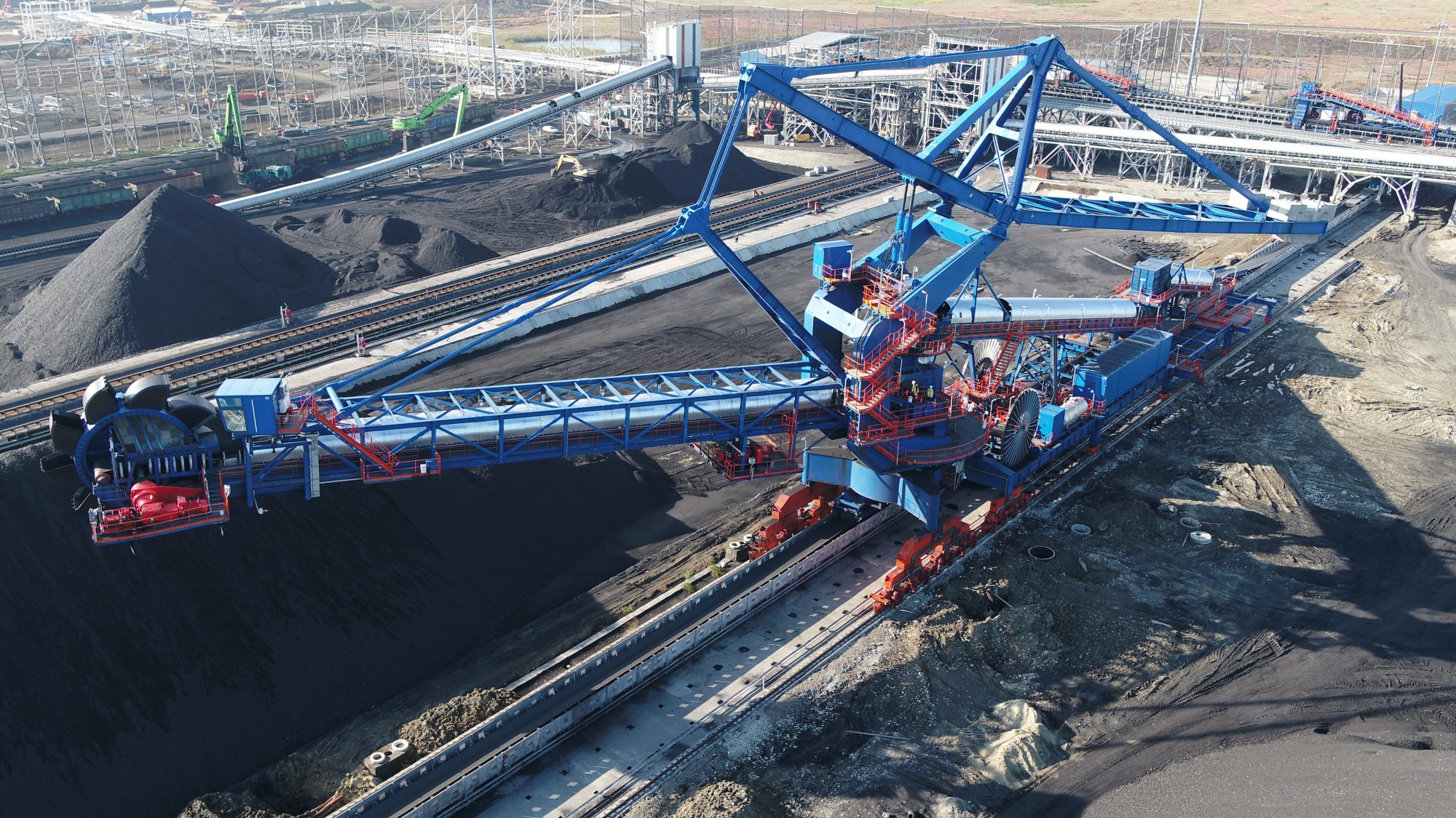 Conveyor rollers in minɛko baara .